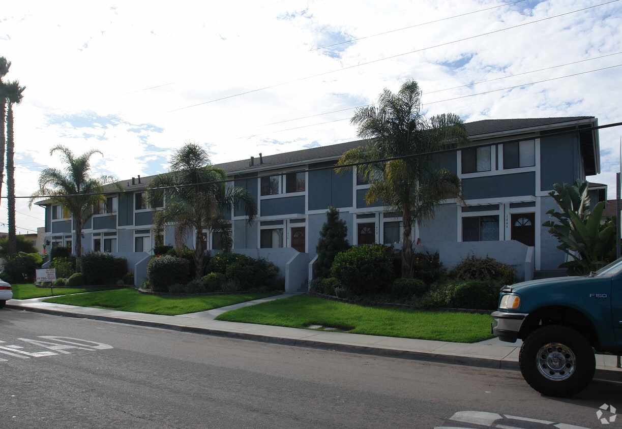 Building Photo - Royal Jason Townehomes
