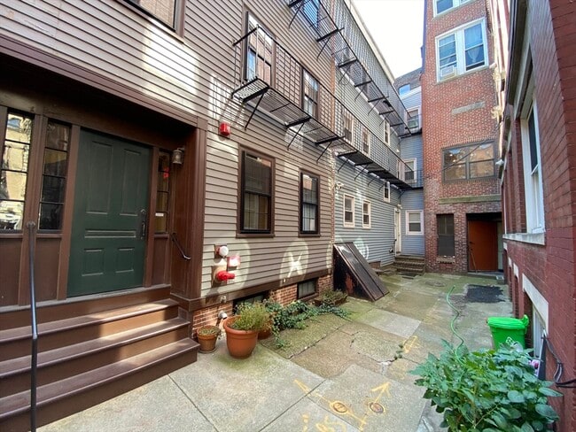 Building Photo - 7 Lathrop Pl