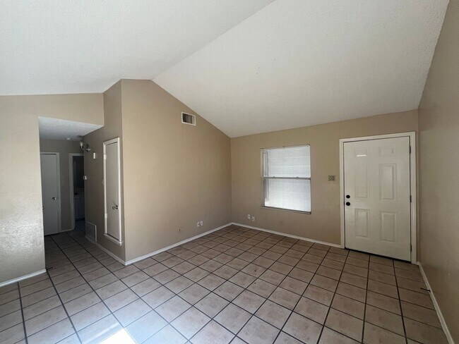 Foto del edificio - 5523 Lochmoor #2, San Antonio, TX. 78244