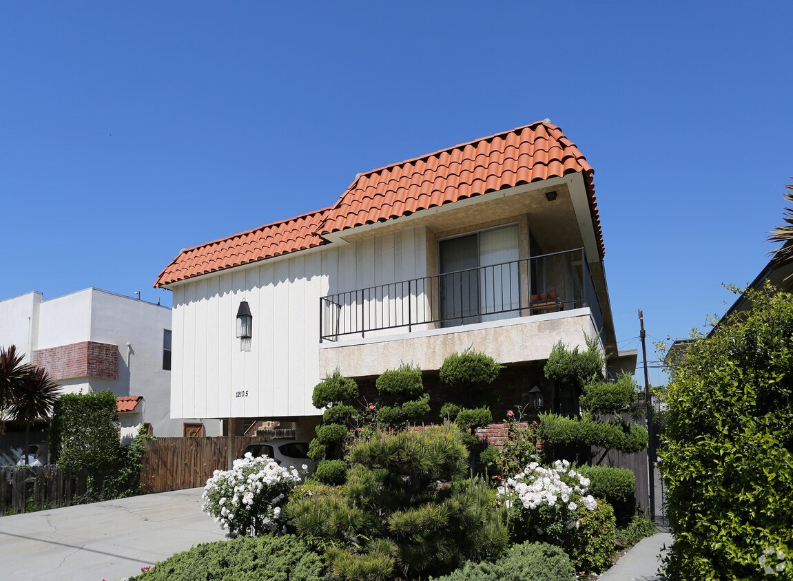 Building Photo - 12105 Pacific Ave