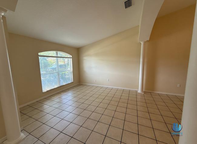 Building Photo - Beautiful 4 Bedrooms 2 Bathrooms Home for ...