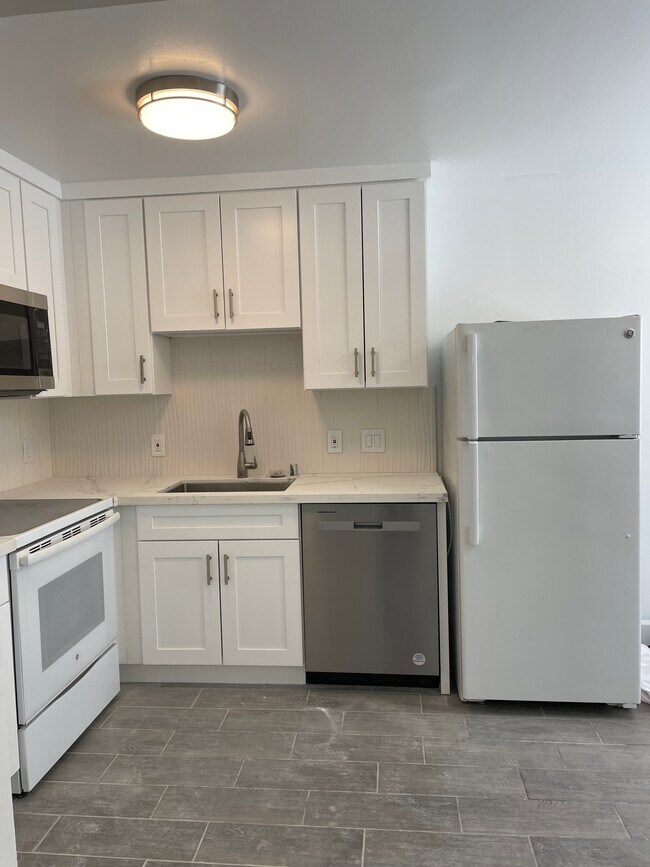 Kitchen Fridge - 2820 Malabar Ave