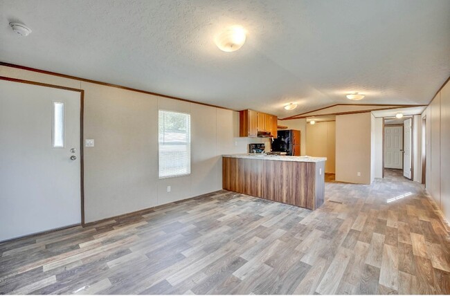 Building Photo - 2 bed 2 bath trailer available now
