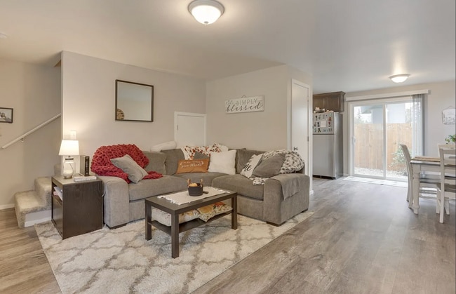 Building Photo - 1110 S River St