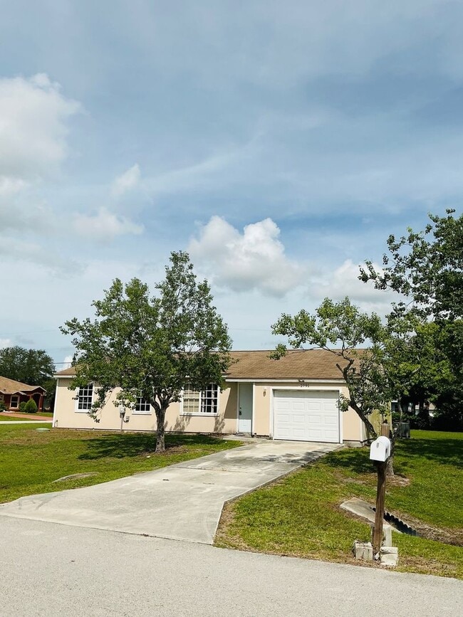 EAST of U S hwy 1. Interior fully ren... - EAST  of U S hwy 1.    Interior  fully ren... House
