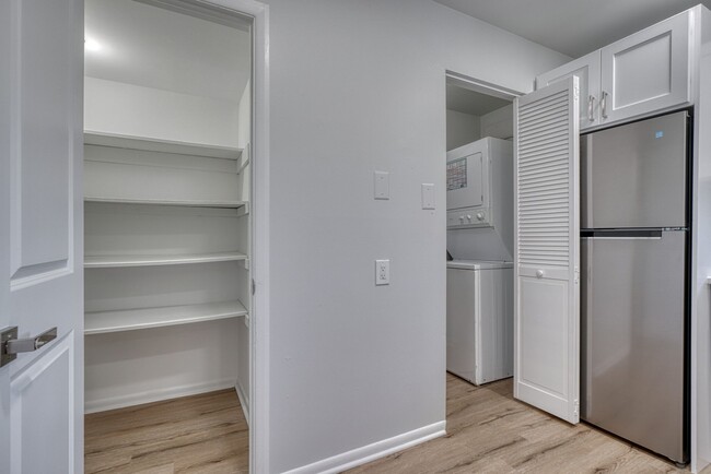 Large Walk-in Pantry - Fountainview Apartments