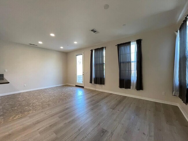 Foto del edificio - 6943 E Riverside Dr