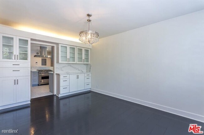 Foto del edificio - 3 br, 1.5 bath Condo - 1305 N Flores St Apt 6