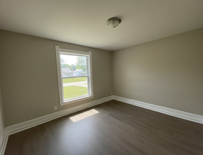 Building Photo - 1155 W 9th St