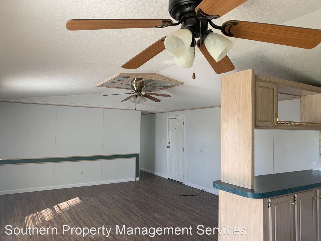 Foto principal - 3 br, 2 bath House - 908 Golf Club Road