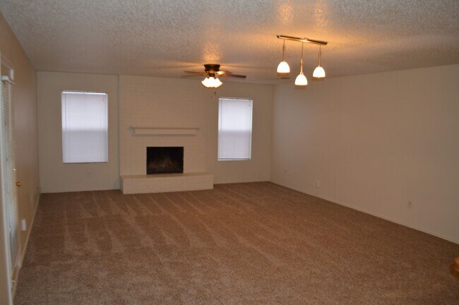 Foto del edificio - 6312 Cliffside Dr
