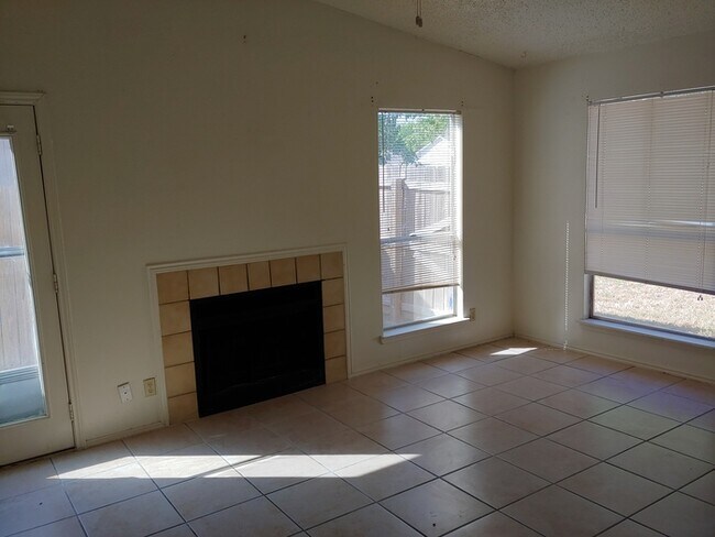 Foto del edificio - Nice 2/1/1 duplex with central air