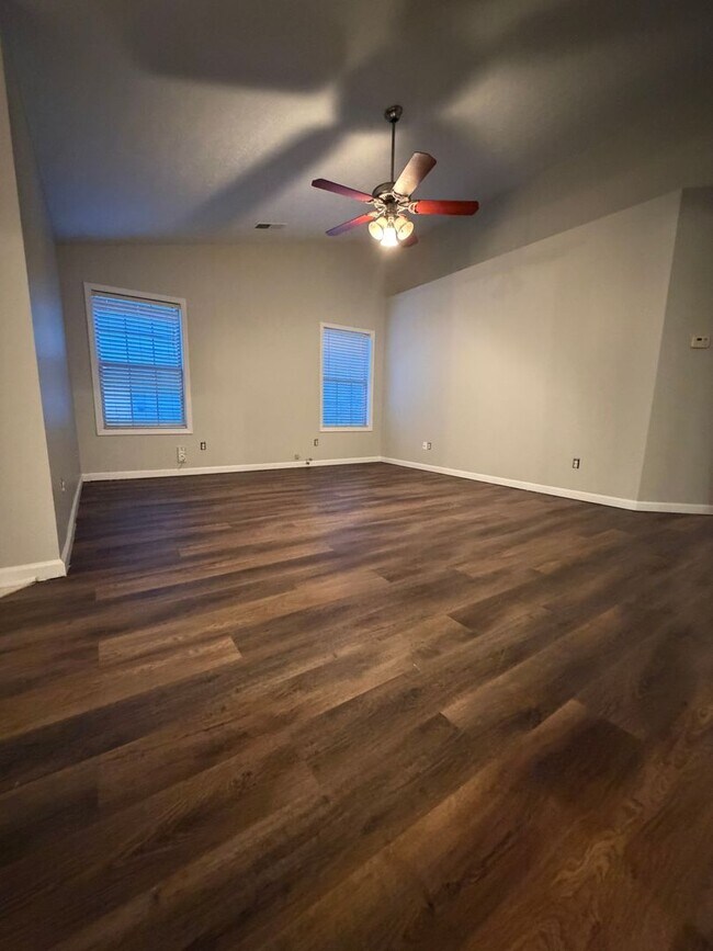 Foto del edificio - 3 Bedroom Available Now!