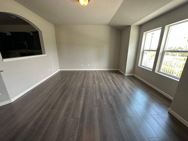 Building Photo - 3 BED 3 BATH TOWNHOME WITH AMAZING MOUNTAI...