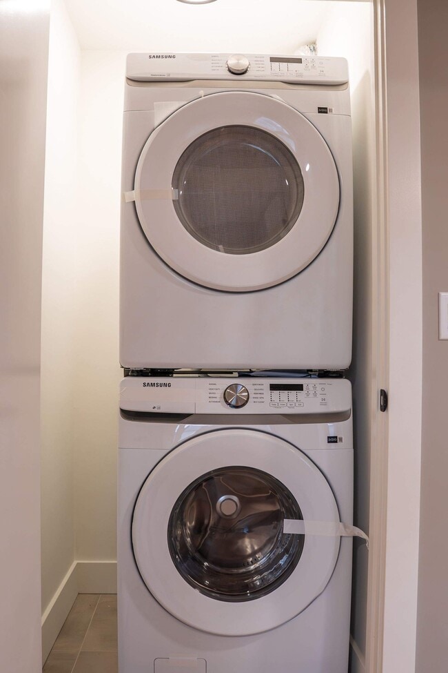 Building Photo - 77 Colonial Cres