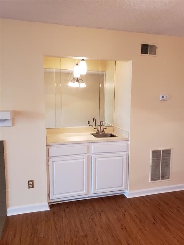 Building Photo - Riverfront Condo close to Downtown