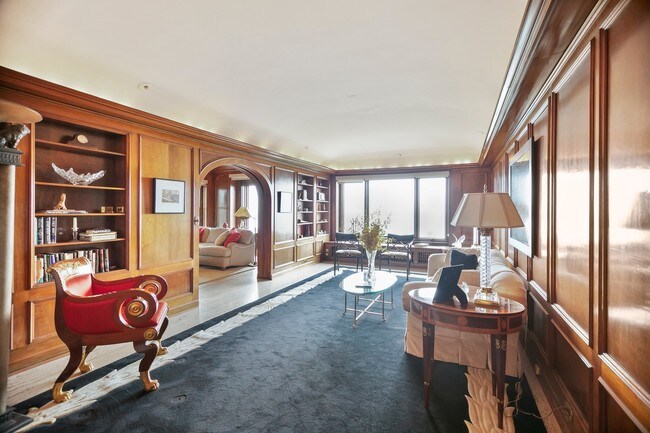 Building Photo - 2130 N Lincoln Park W
