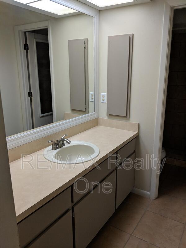 Building Photo - 25 Dogwood Dr