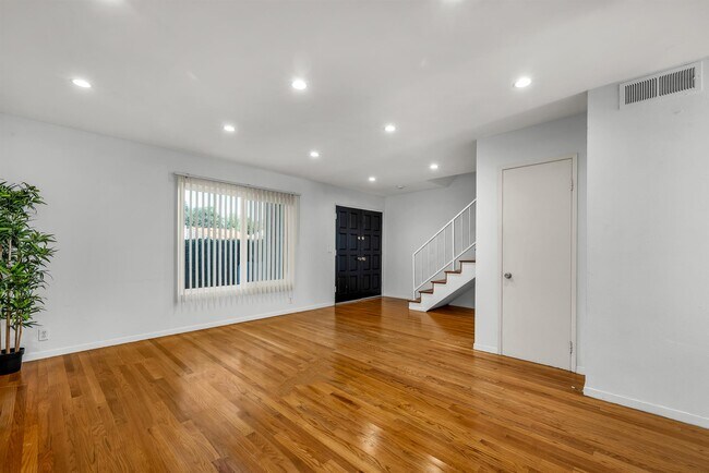 Foto del edificio - 246 Green Heath Pl