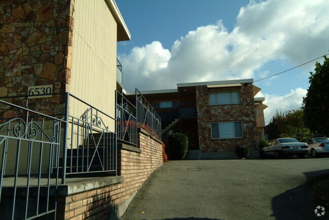 Building Photo - Glen Ellyn