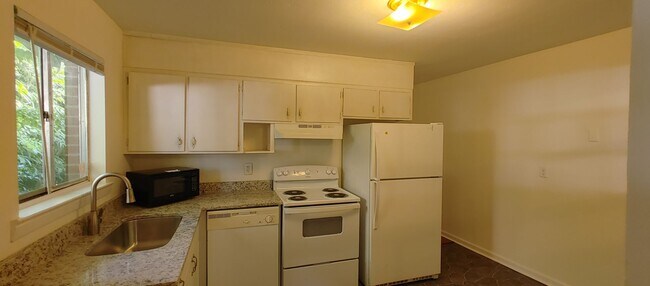 Building Photo - Historic Fortwood Duplex walking distance ...