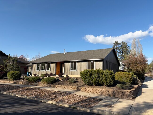 Building Photo - 3062 NW Kelly Hill Ct