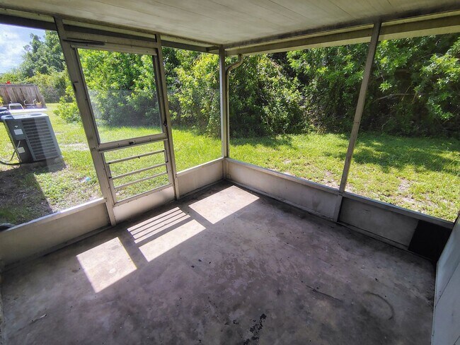 Foto del edificio - 5838 Siesta Ln