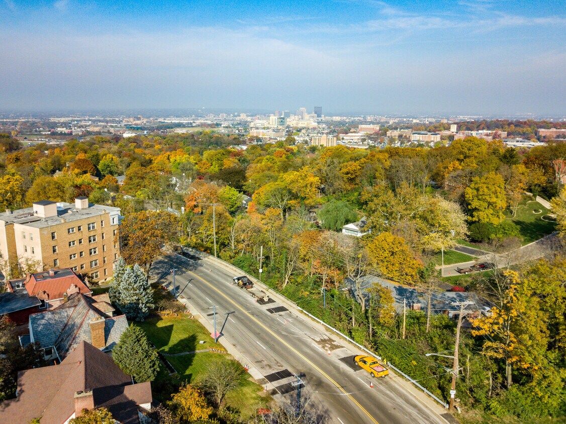 681 Far Hills Ave, Oakwood, OH 45419 Condo for Rent in Oakwood, OH