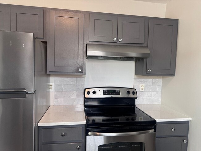 Building Photo - AVAILABLE NOW!!