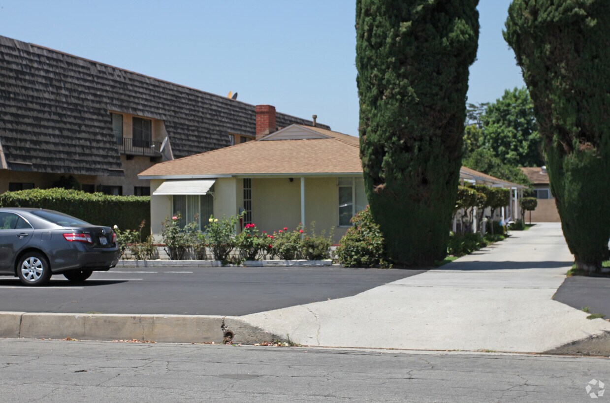 Foto del edificio - 5137-5143 1/2 Tyler Ave