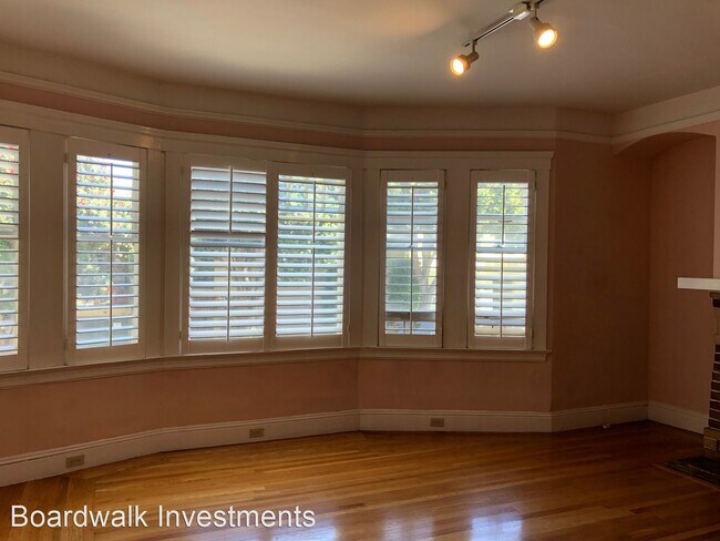 Foto del edificio - 270-272 Roosevelt Way