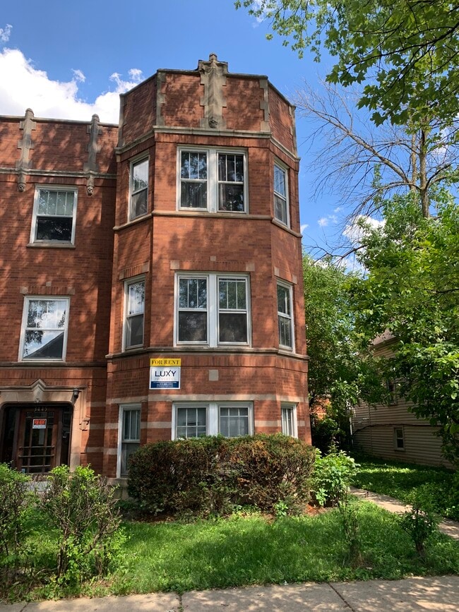 Building Photo - 3445 N Hamlin Ave