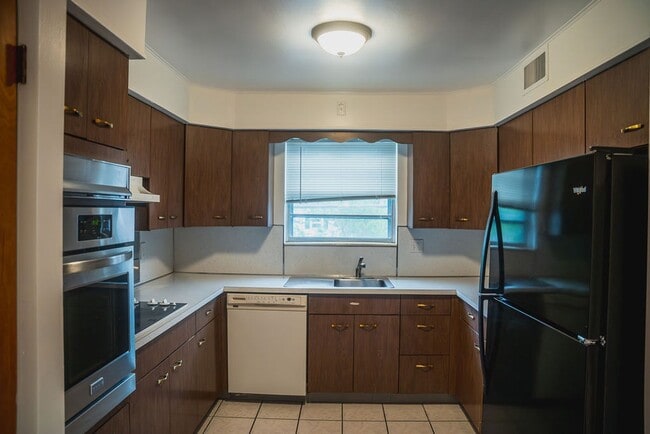 Building Photo - 814 N St Lucas St
