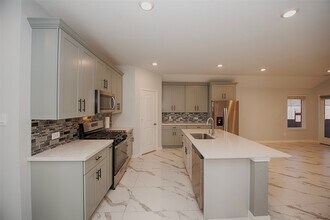 Building Photo - 15223 Mayflower St