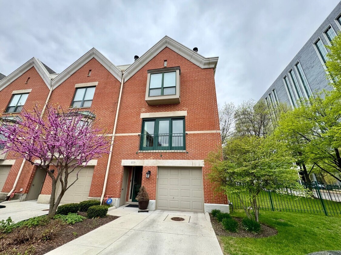 Primary Photo - Amazing Garibaldi Square Townhome!