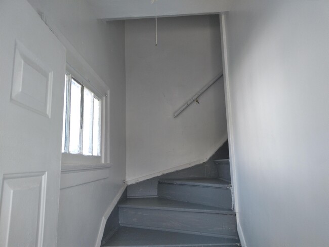 Building Photo - 1537 Carlyle St