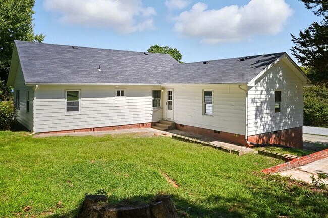 Foto del edificio - Four Bedroom Home!