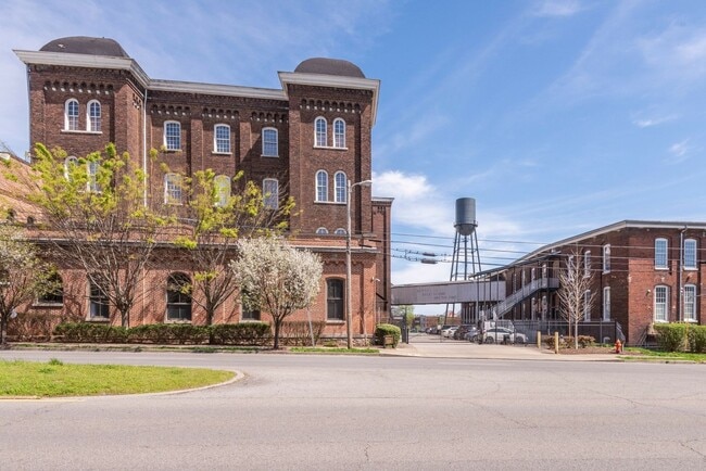 Foto del edificio - Amazing Germantown Loft in Historic Werthan Mills Lofts!