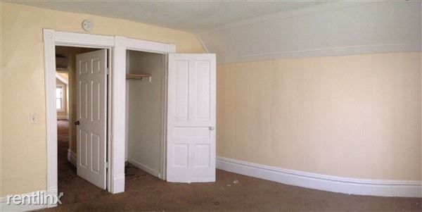 Building Photo - SE one bed upper 918 Eastern