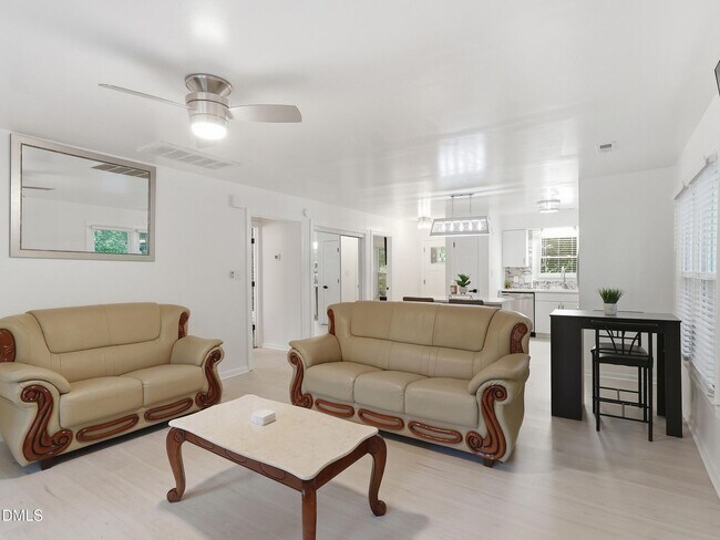 Foto del edificio - Updated Cary Townhome with Smart Features Near RTP & RDU