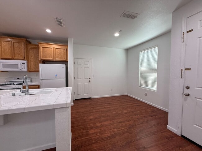 Building Photo - Charm & convenience in this Elk Grove Home