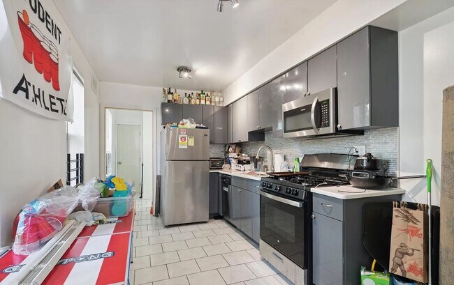 Foto del edificio - Stunning 6-Bedroom Townhome Near Temple University! Available August 2026!