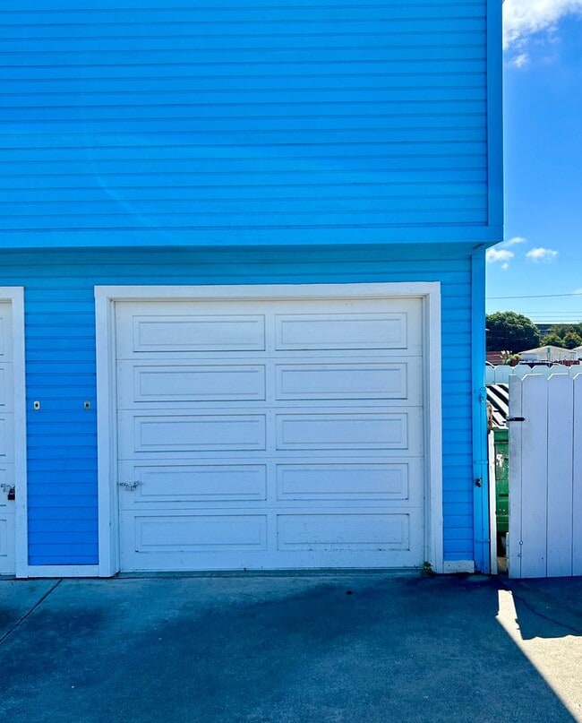 Building Photo - Fantastic Cape Cod Manor Condo!