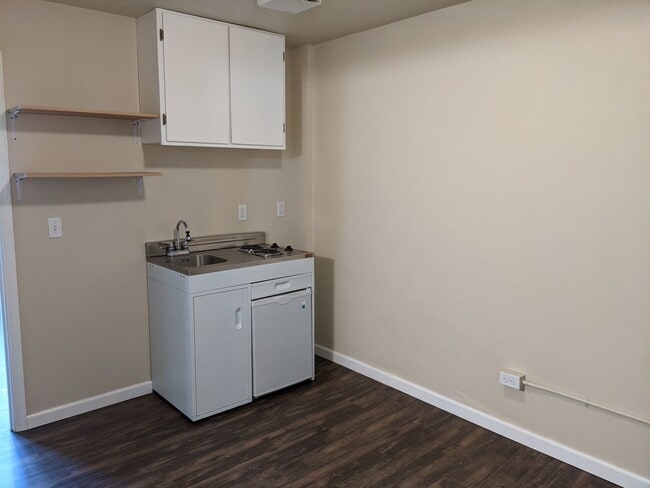 Foto del edificio - 1-Bedroom, 1-Bath Upstairs Apartment In Do...