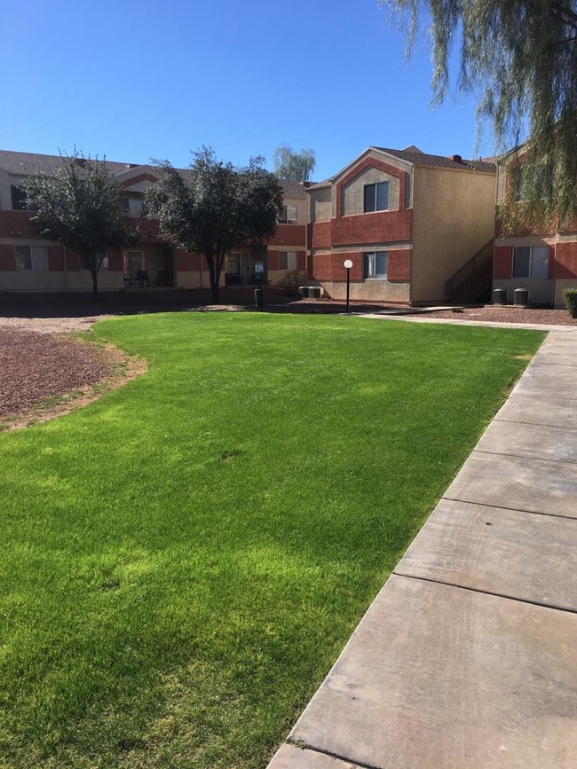 Building Photo - Saguaro Gardens