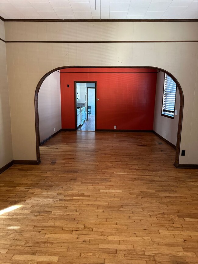 Building Photo - 622 S 6th St