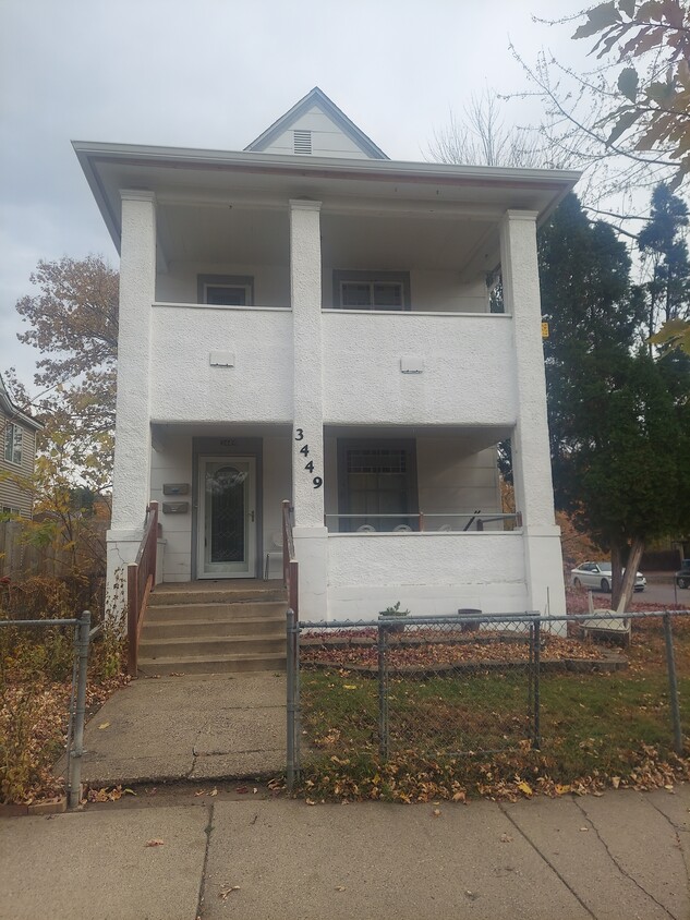 Foto principal - 3449 Longfellow Ave