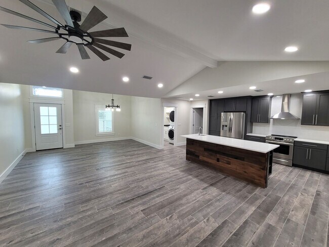 Foto del edificio - The Glades! Elegant 4 bedroom 2 bath