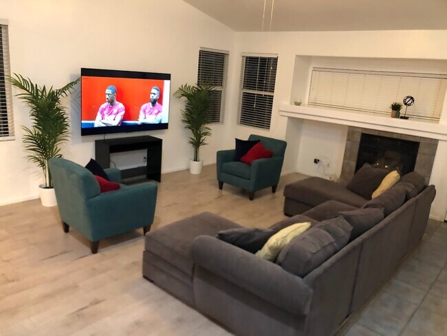 Sala de estar con televisor de pantalla plana de 75" para relajarse y ver sus programas favoritos en streaming y - 15860 Alisa Viejo Ct