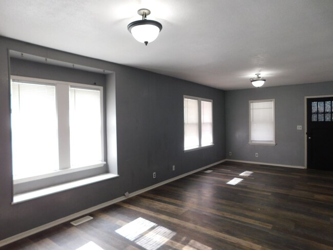 Building Photo - Beautiful 2 bedroom (possible 3)/1 bathroo...